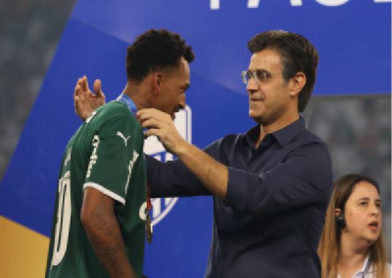 Governador entrega a taça de campeão na decisão do Campeonato Paulista