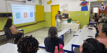 Encontro na EPG Tizuko Sakamoto debate o impacto do uso excessivo de telas por crianças