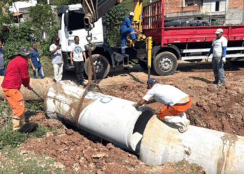 Prefeitura implanta nova tubulação em vala de drenagem no Jardim Fortaleza